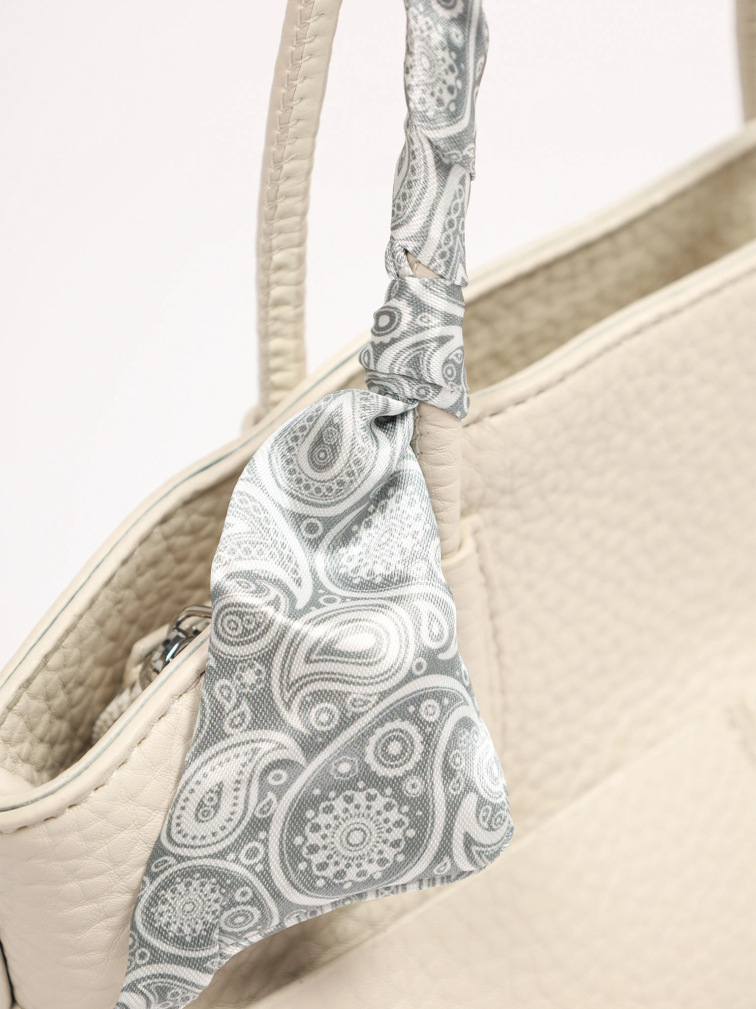 Сумка-тоут с округлыми ручками и декоративным платком в ассортименте